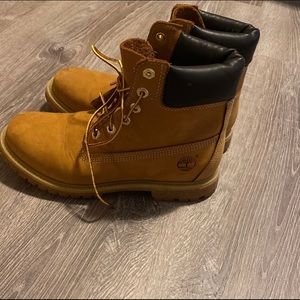 i’m selling women’s timberlands .